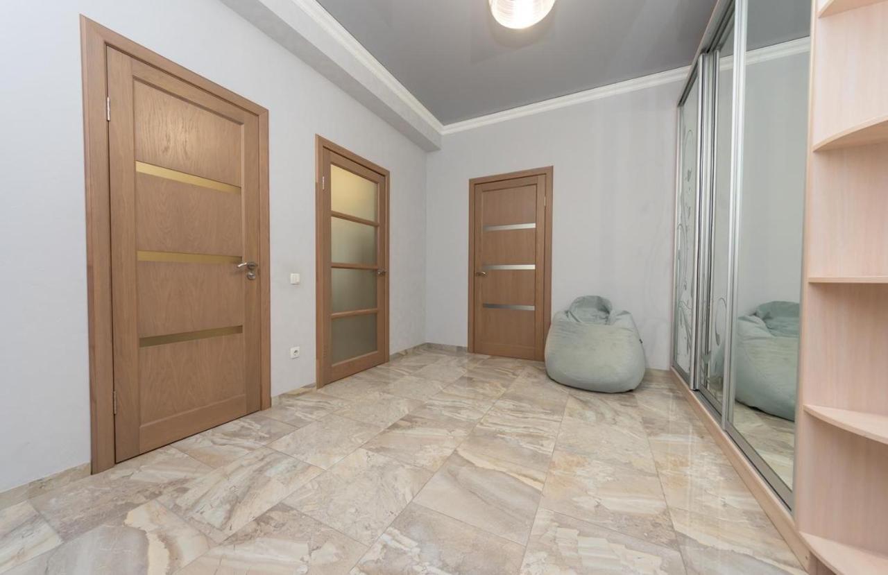 Апартаменти Люкс Класу В Новому Будинку В Центрі Kyiv Exterior foto